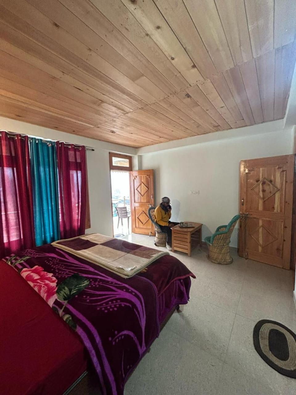 New Brahma Cafe Guest House Kalgha Habitación foto